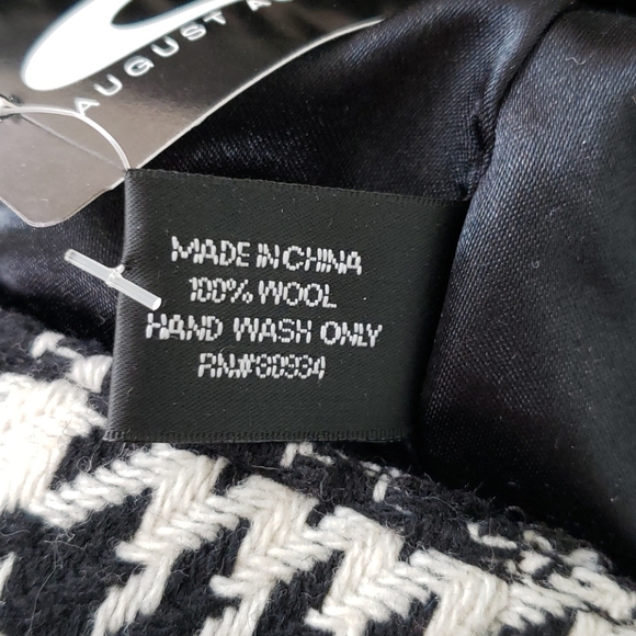 Bundle: AUGUST hat and D&Y scarf. ( only bundle of 3) - Picture 7 of 11